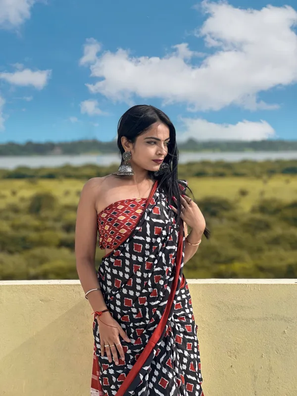 HANDICRAFT_WOMEN'S_Ikkat_PRINT_PURE_SOFT_COTTON_SAREE_WITH_BLOUSE_PIECE_With_Blouse_Piece